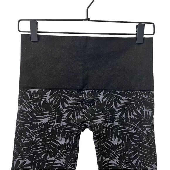 SOMA Black Grey Leaf Print Seamless Cropped Shapewear Leggings High Waisted Sz M - Picture 2 of 6